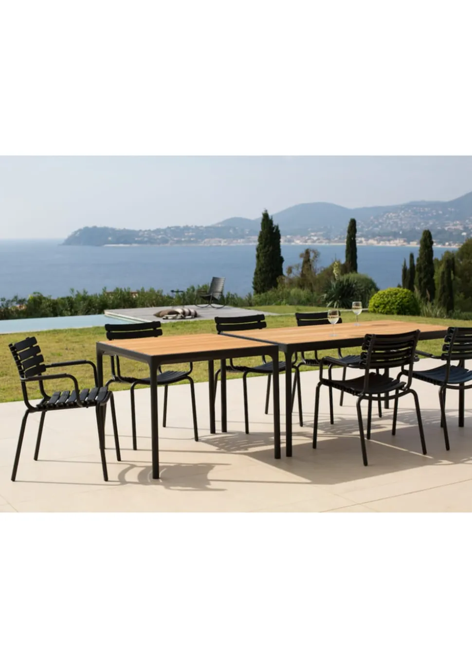 1 Four Table, 4 Reclips Dining Chair
