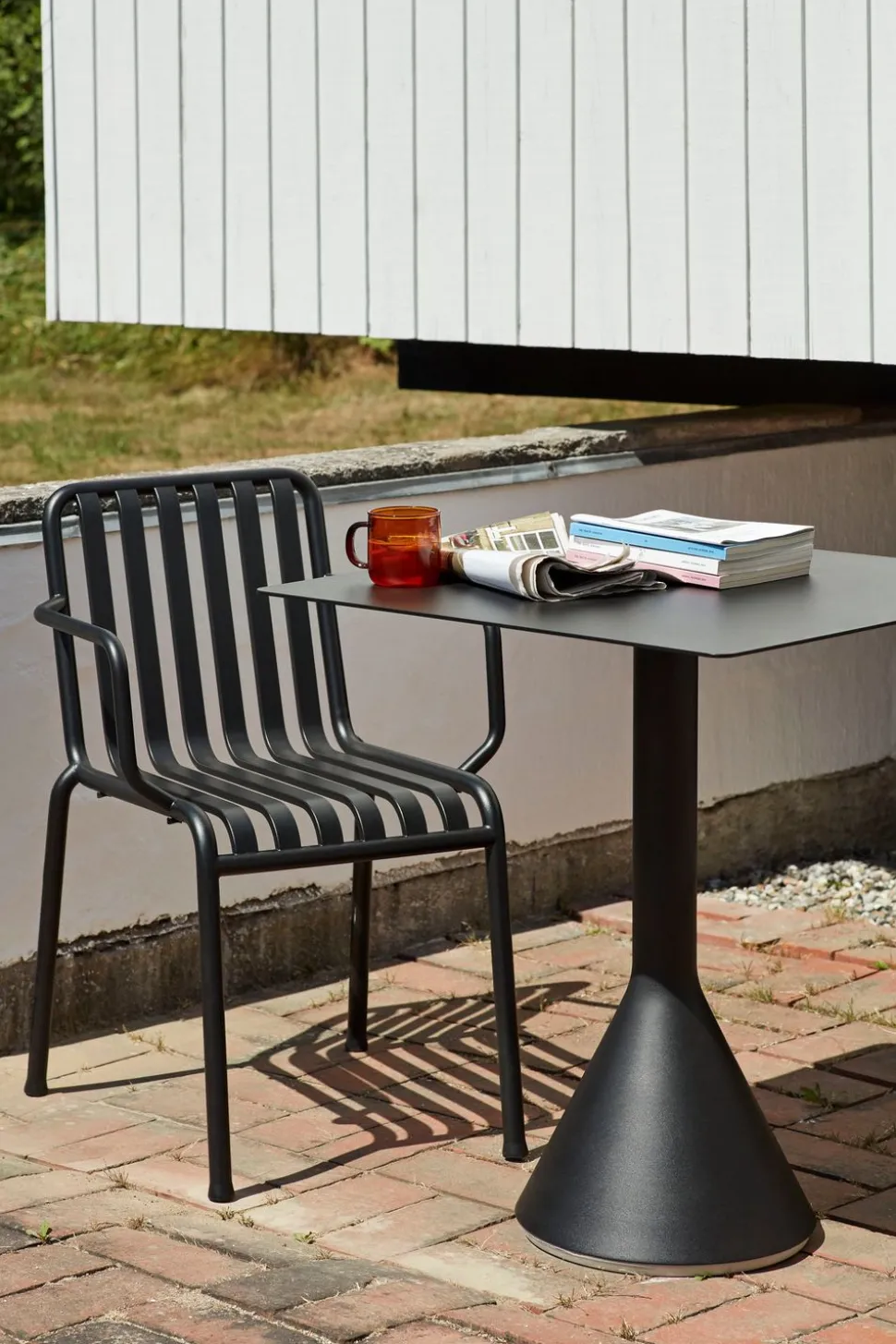 1 Palissade Bord, 2 Palissade Armchair og 1 Palissade Dining Bench