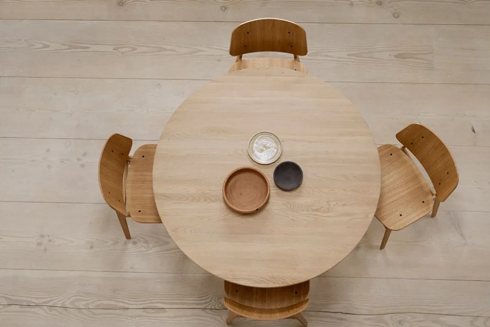 Taro Table 6121 by Jasper Morrison